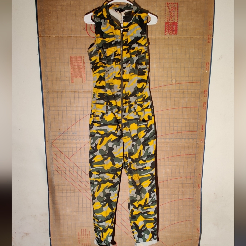 V.I.P. JEANS, Color is Millitant Camo, Size X